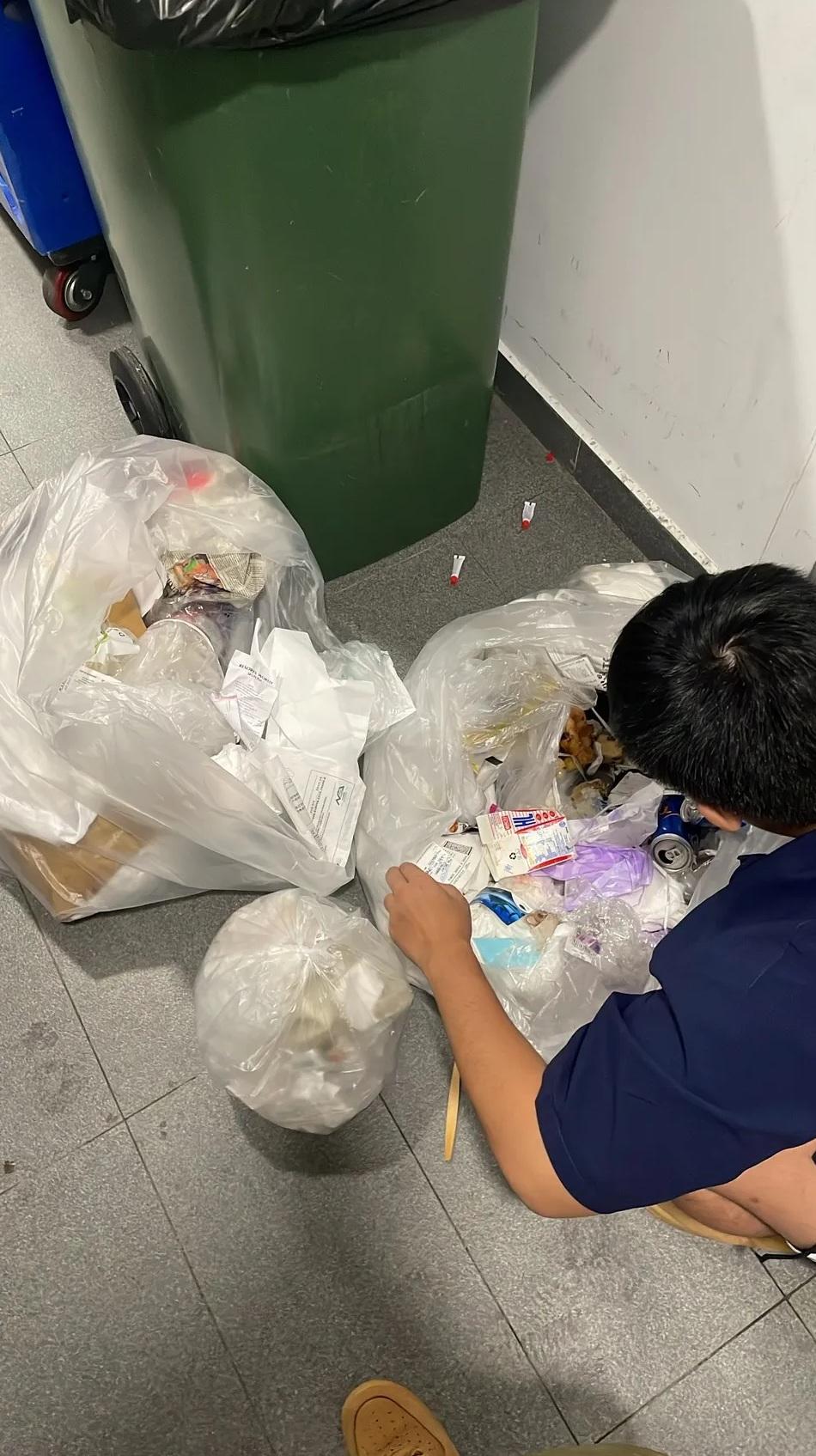 台灣男子在Threads貼出他摷酒店垃圾尋找3000坡元的照片。(互聯網)