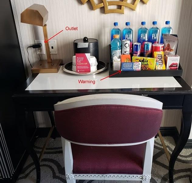 部分酒店會在小食和飲品托盤上放置小卡,說明哪些事項會額外收費,例如充電。此為配圖,與今次事件無關。(互聯網)