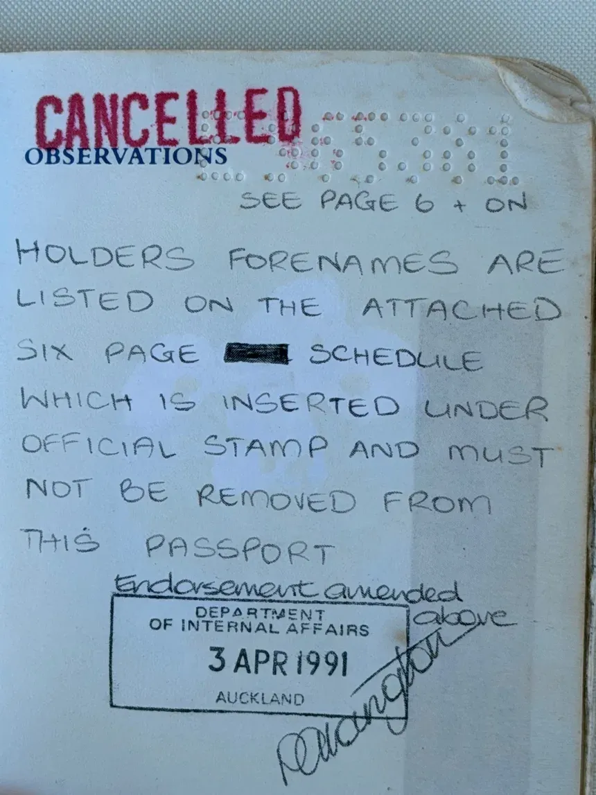 「最長姓名」紀錄保持者屈堅斯(Laurence Watkins)1991年的舊護照。