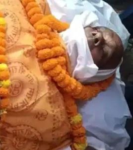 在喪禮上,拉爾被送去火化。(互聯網)