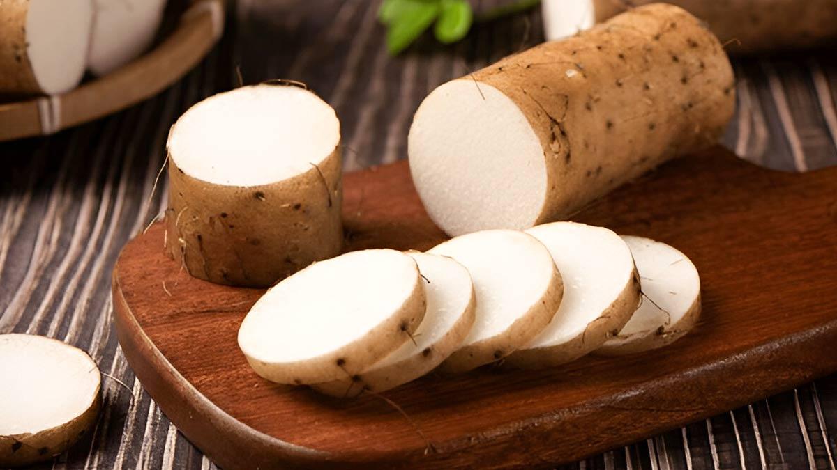 山藥的營養亮點之一是富含「黏液蛋白」。這種天然物質可在腸胃黏膜上形成保護層,減少外來食物或胃酸對腸壁的刺激。對於經常有胃酸逆流、胃脹氣或腸胃不適的人,適量攝取山藥能緩解不適並促進消化。