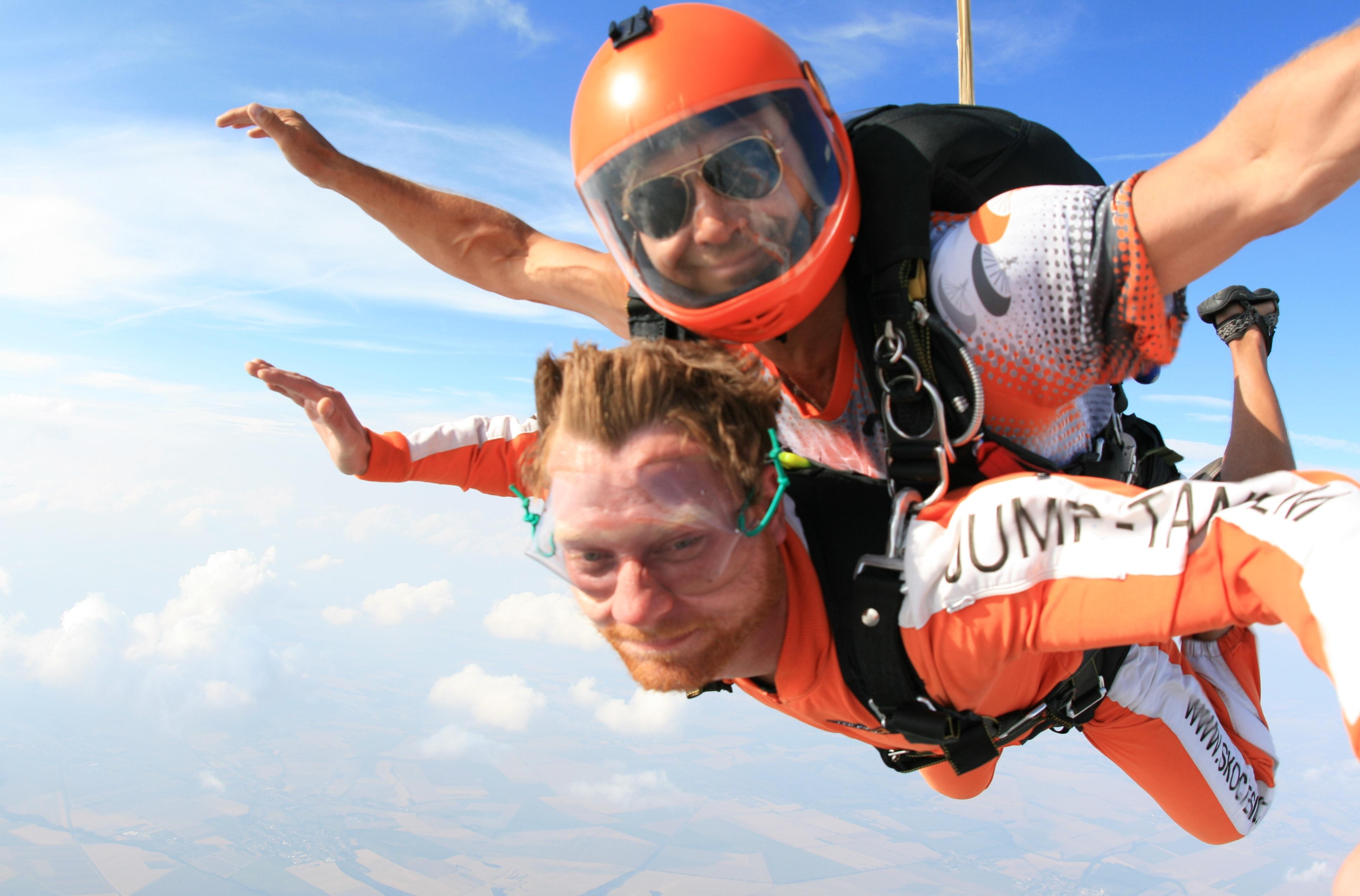 圖為雙人跳傘運動。(互聯網)