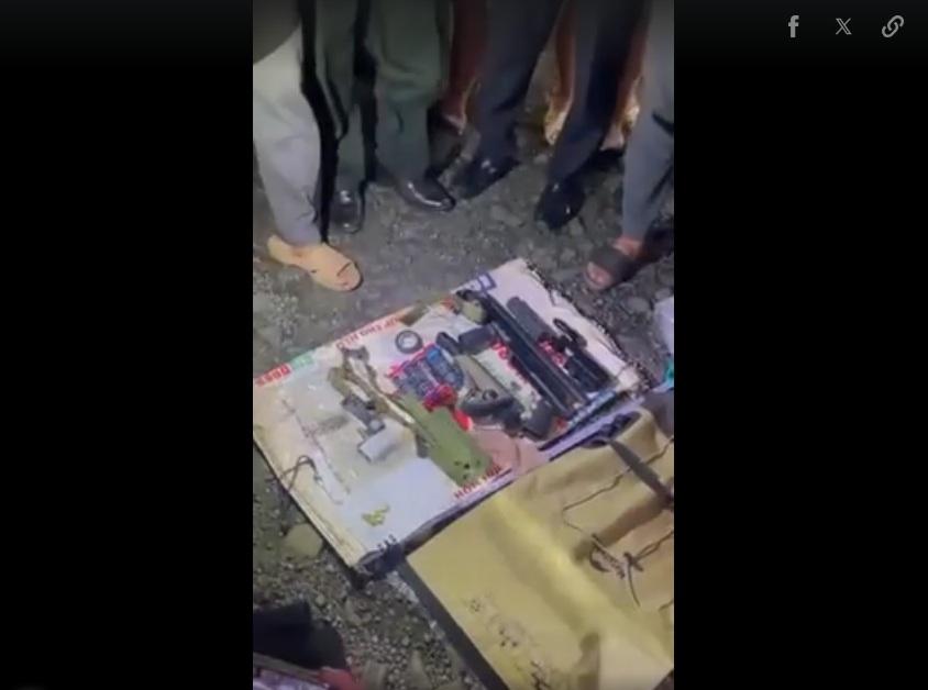 黎思東在住處被捕,警方要求他說明現場檢獲的槍械配件等證物。(互聯網)