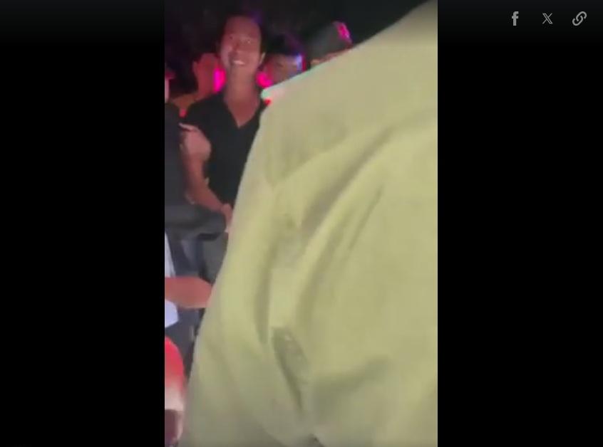 黎思東在住處被捕,對在場人士一度露出笑容。(互聯網)