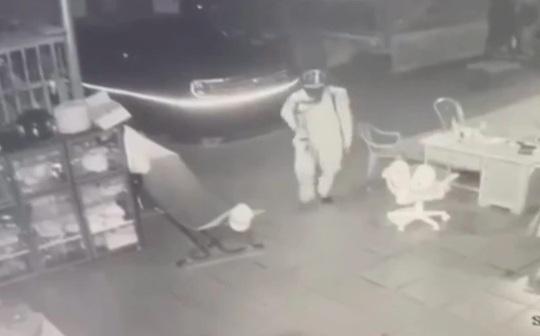 閉路電視拍下疑兇持槍進入民宅。(互聯網)