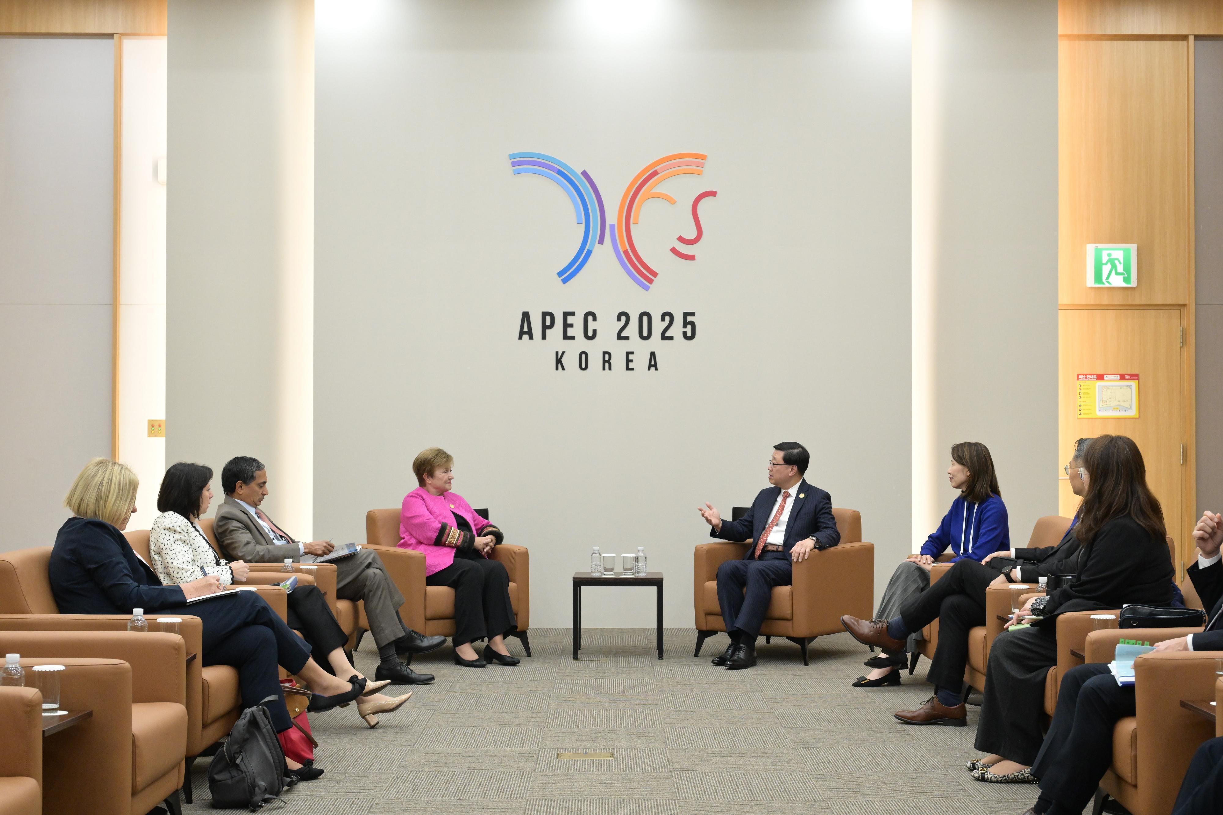 行政長官李家超今日(十月三十一日)繼續韓國訪問行程。圖示李家超(右)與國際貨幣基金組織總裁格奧爾基耶娃(左)會面。