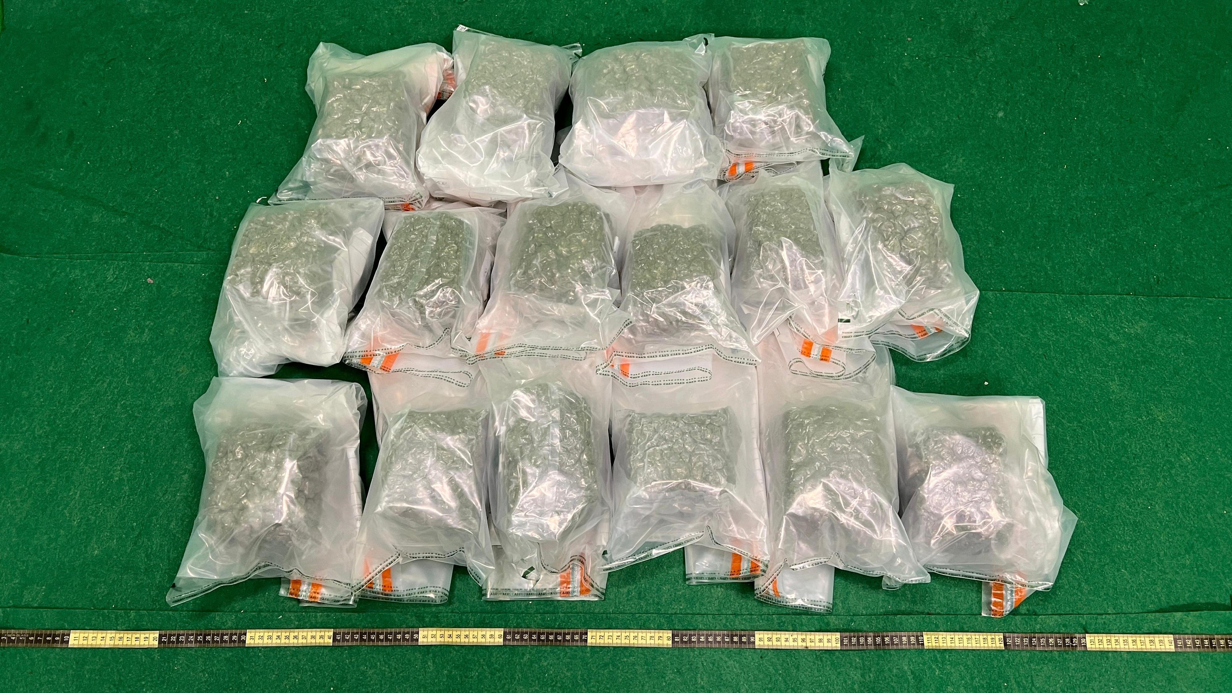 共檢獲約16公斤懷疑大麻花,估計市值共約320萬元,圖示為第一宗案件中檢獲的懷疑大麻花。(政府新聞處)