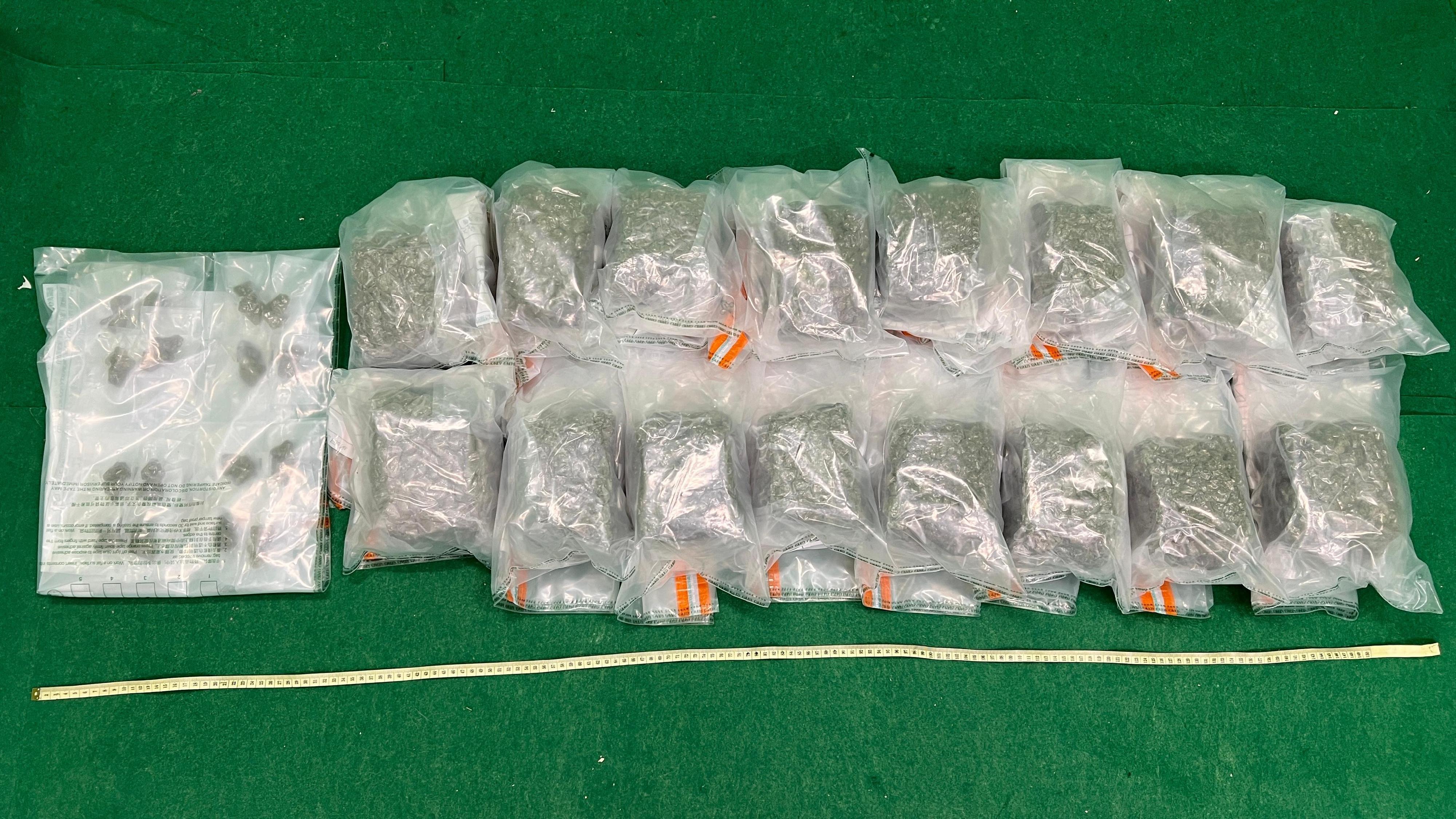 共檢獲約16公斤懷疑大麻花,估計市值共約320萬元,圖示為第二宗案件中檢獲的懷疑大麻花。(政府新聞處)