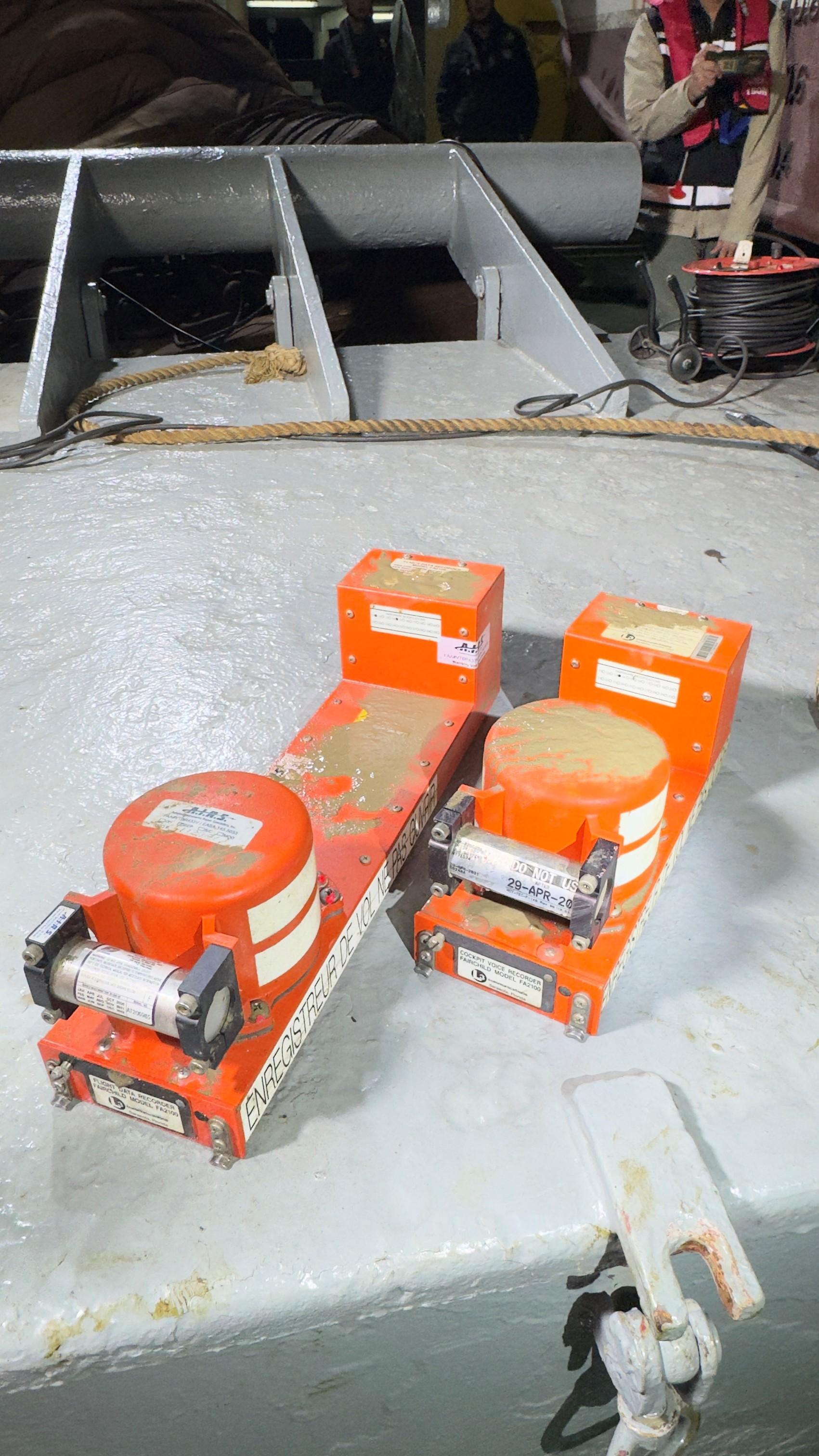 圖示從飛機殘骸中成功取回俗稱「黑盒」的「飛行數據紀錄儀」及「駕駛艙話音紀錄儀」。