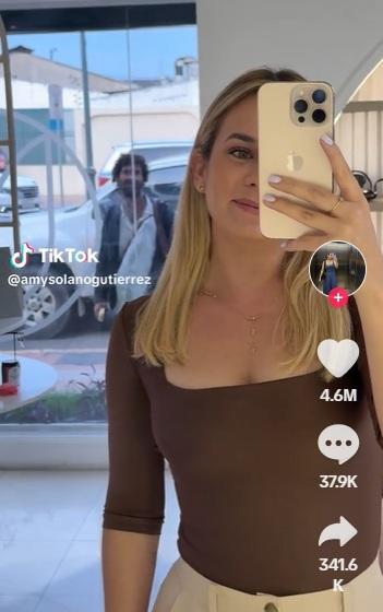 網紅索拉諾當日在服裝店內自拍,意外拍到街上的隆多尼奧,因而幫到家屬尋人。(互聯網)