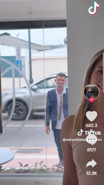 兩人重演偶遇一幕。(互聯網)