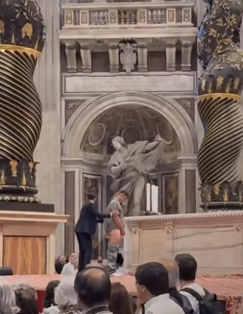 網上流傳男子對著聖壇小便、保安員阻止的畫面。(互聯網)