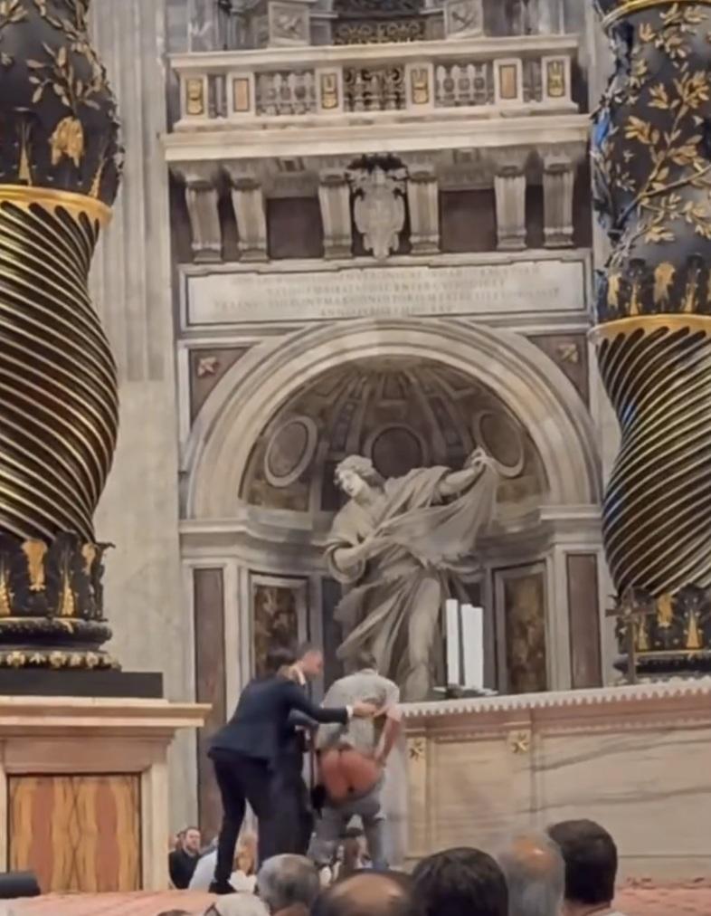 網上流傳男子對著聖壇小便、保安員阻止的畫面。(互聯網)