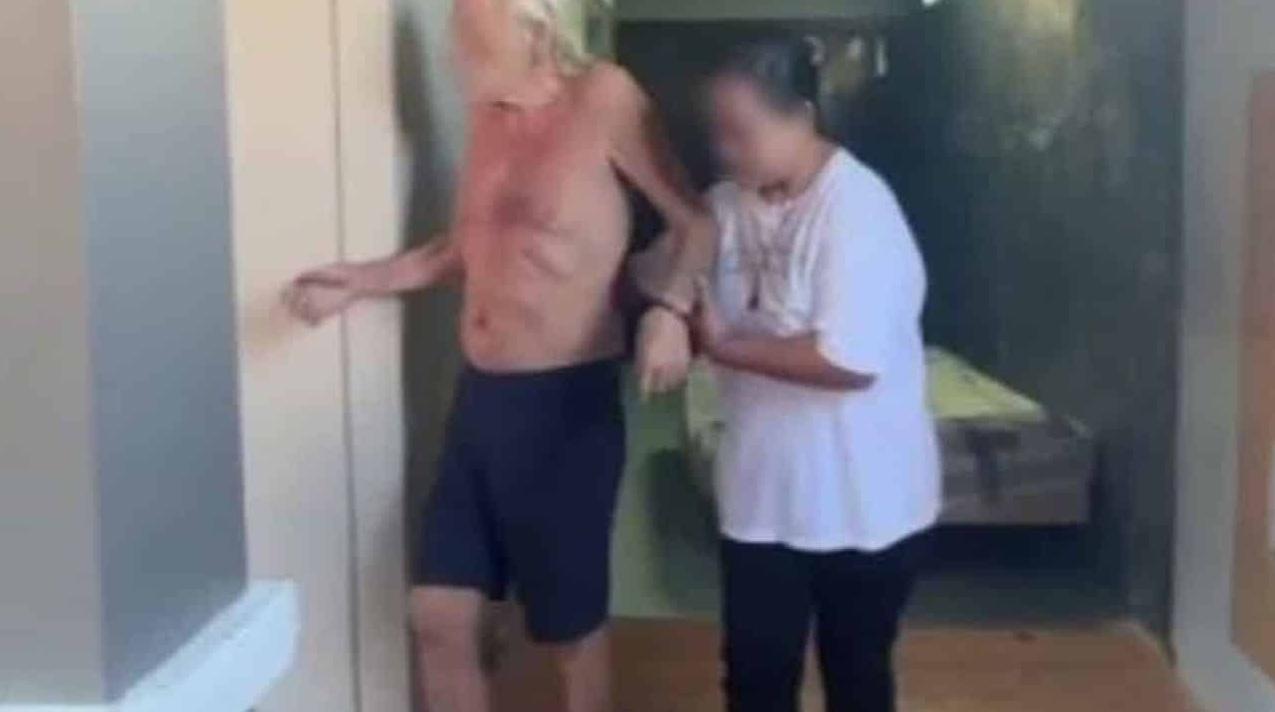 德籍老翁失明,鄰居幫忙照顧。(互聯網)