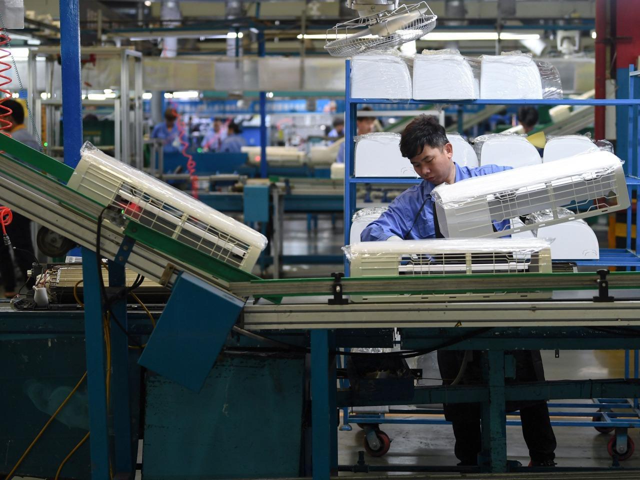 國家統計局公布內地10月製造業採購經理指數(PMI)跌至49,按月跌0.8點,遜於市場預期。(新華社資料圖片)