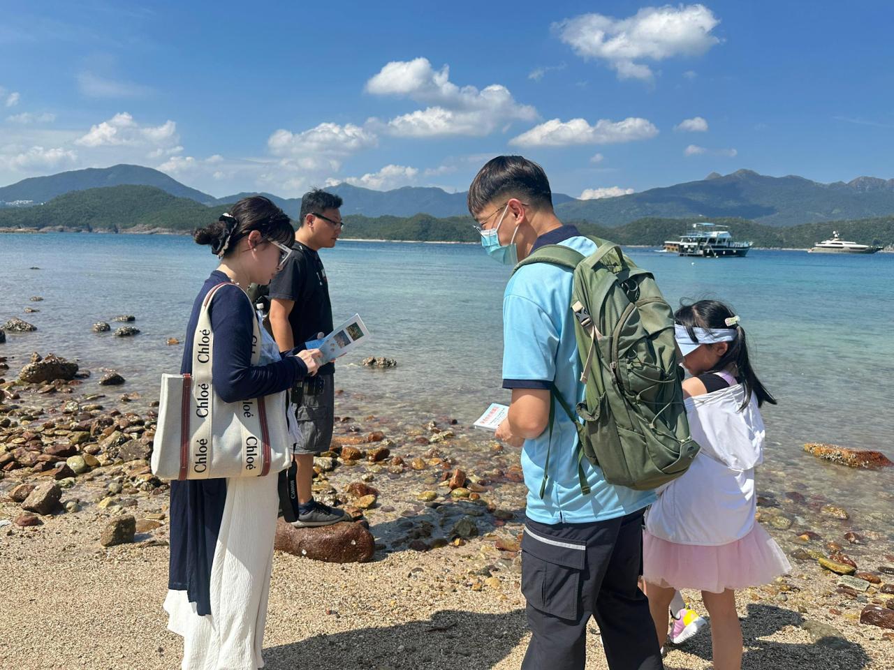 漁護署人員向橋咀洲訪客派發宣傳單張。(漁護署社交網站)