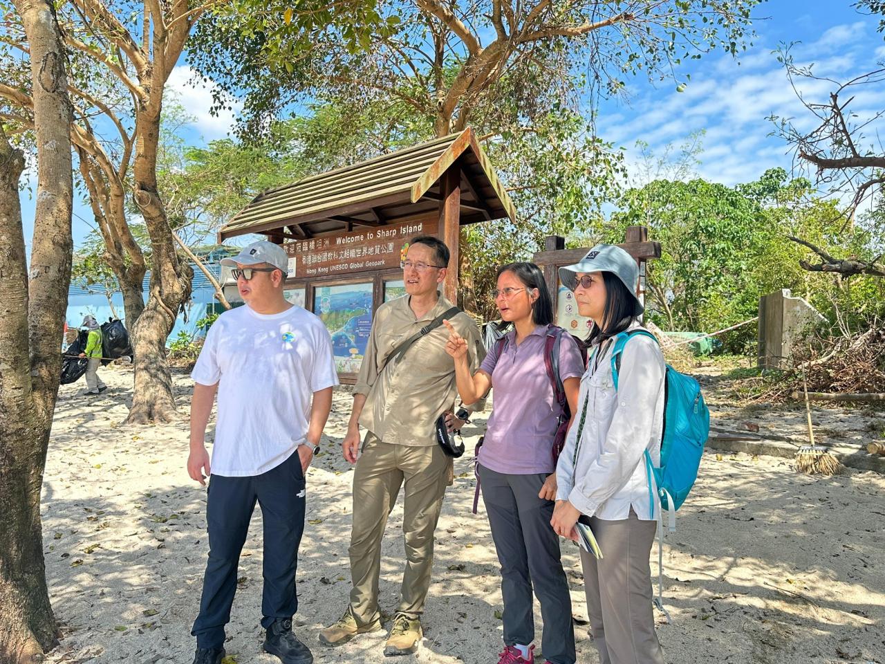 漁護署副署長黎存志連同助理署長朱振華到橋咀洲視察現場情況。(漁護署社交網站)