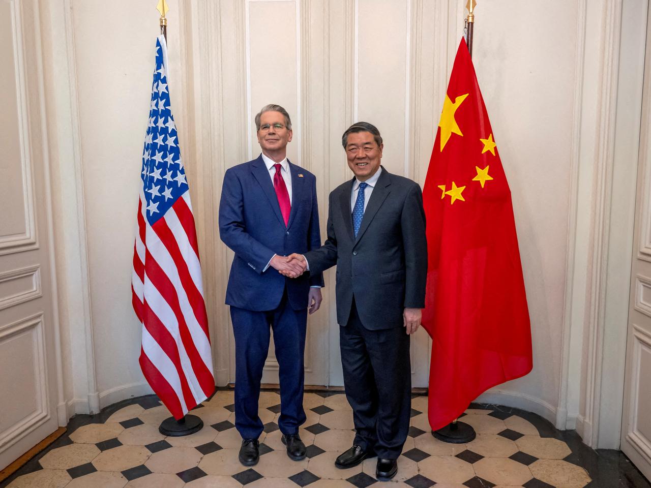 副總理何立峰與美國財長貝森特視像通話(路透社資料圖片)