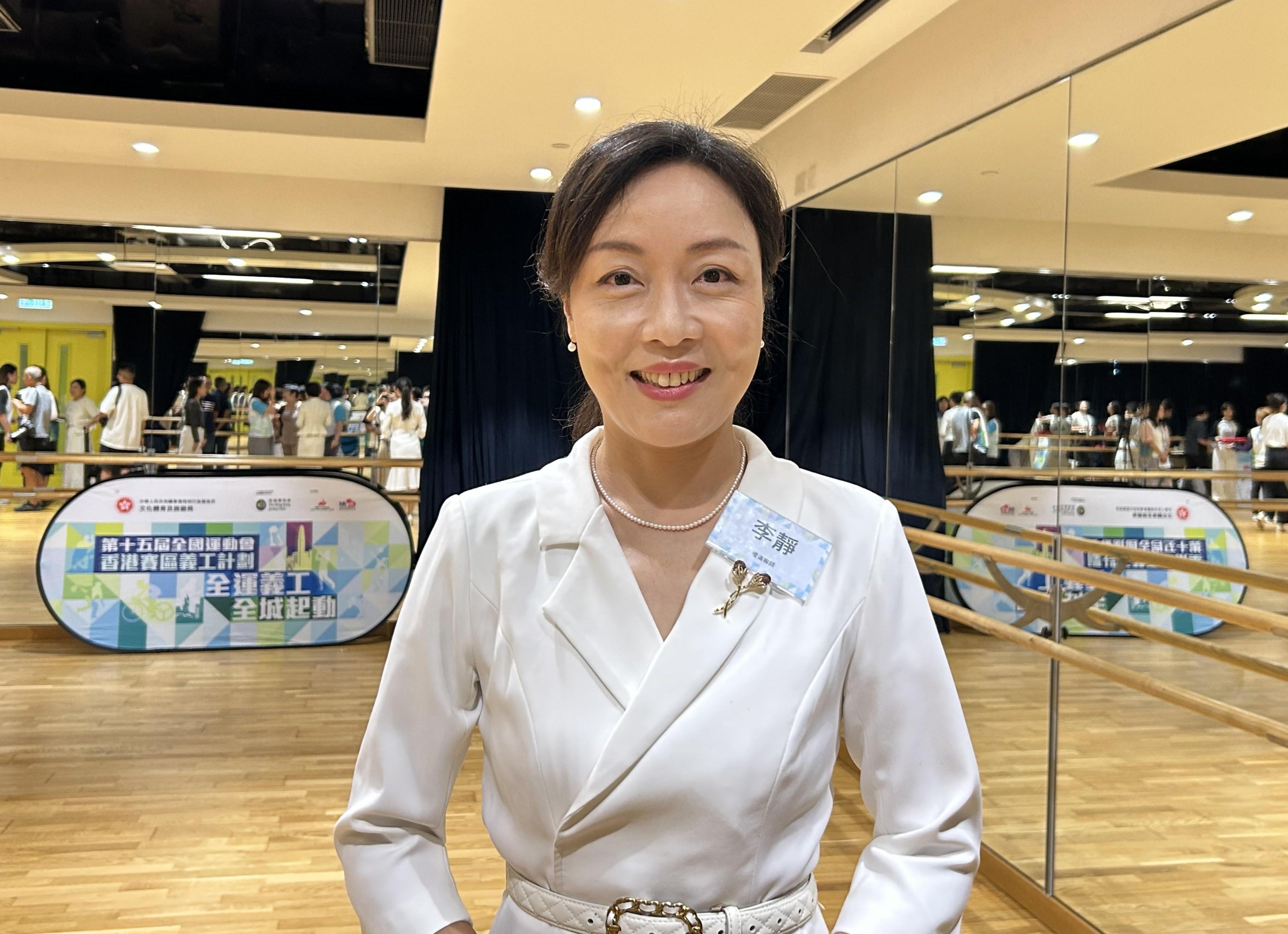 廣東賽區賽會志願服務通用培訓講師李靜說,香港義工背景及基礎不一,需花較多時間進行表情管理訓練,包括學習收緊肌肉,練習標準笑容。(港台圖片)