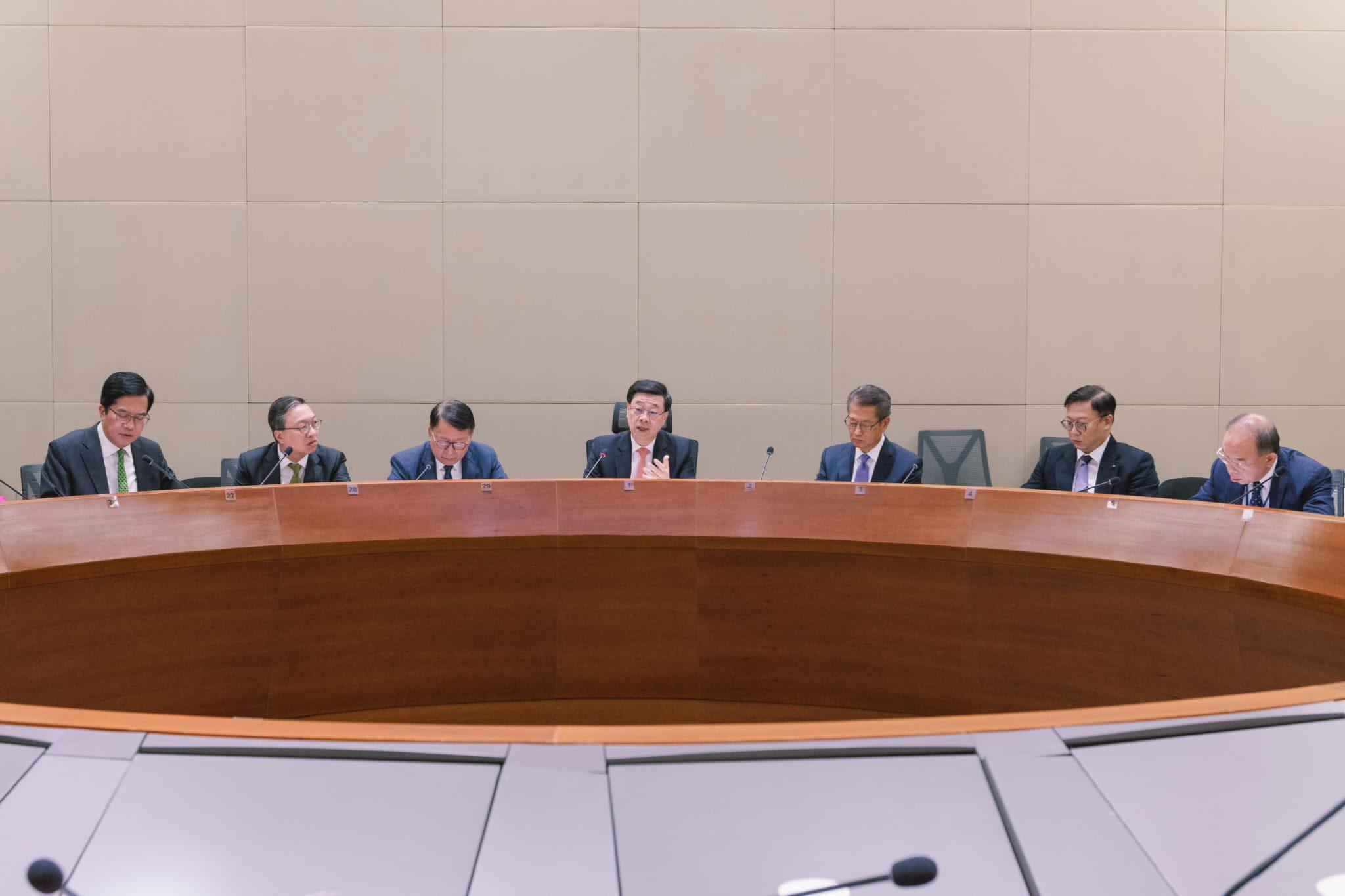 行政長官李家超與團隊舉行會議,學習貫徹中共二十屆四中全會精神。(李家超社交網站)