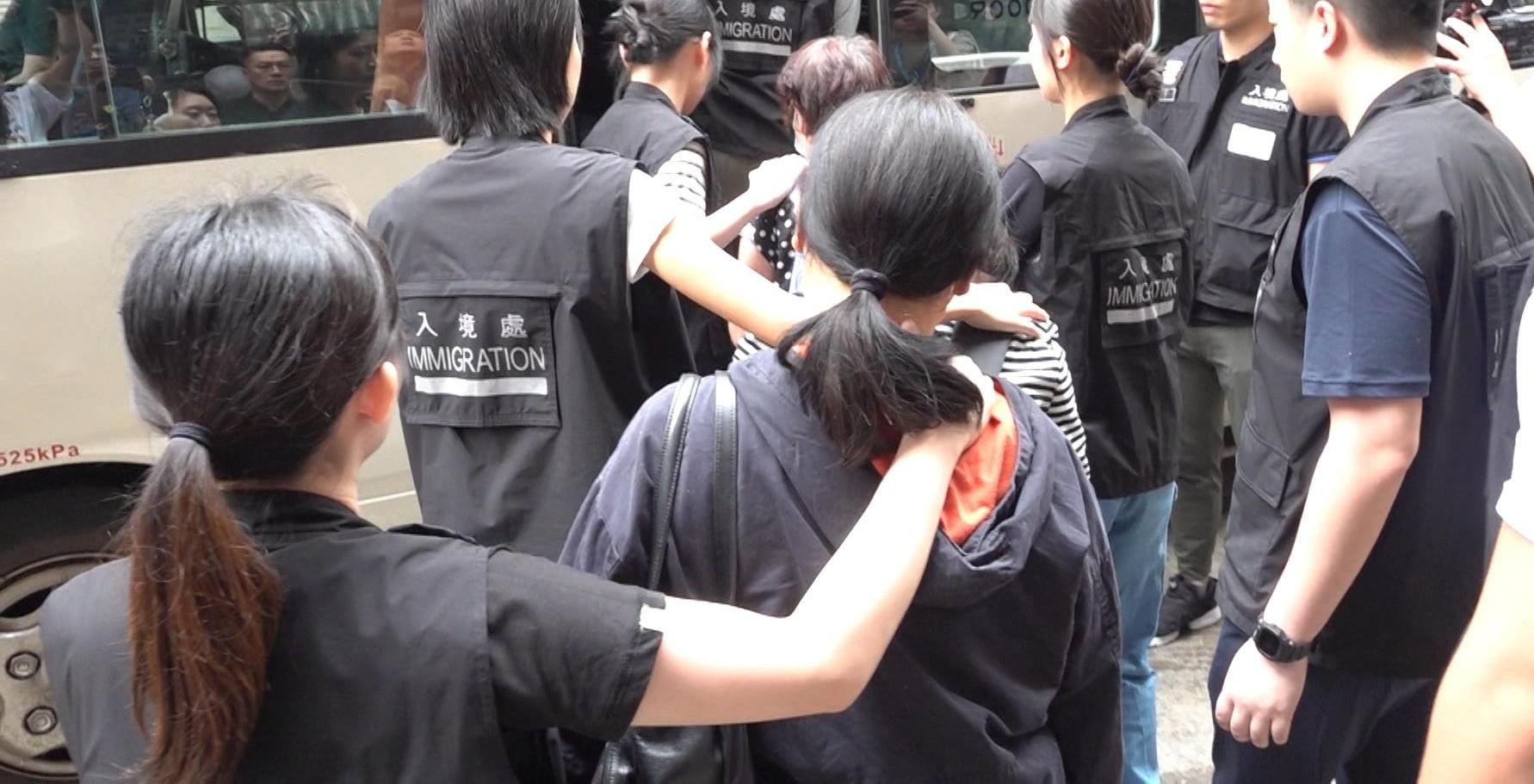 鄧炳強說,在打擊非法勞工方面,政府在9月成立跨部門反黑工專責組,入境處亦推出舉報非法勞工熱線。(港台圖片)