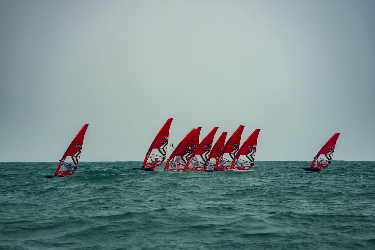 鄭清然早前在全運會帆船項目男子水翼帆板級賽事第二階段賽事取得第7,晉身半準決賽。(新華社)