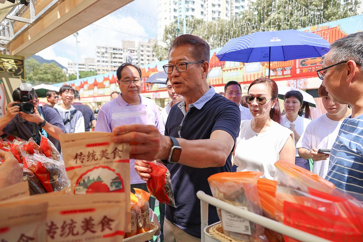 陳茂波喺嘉年華即場消費。(大會提供)