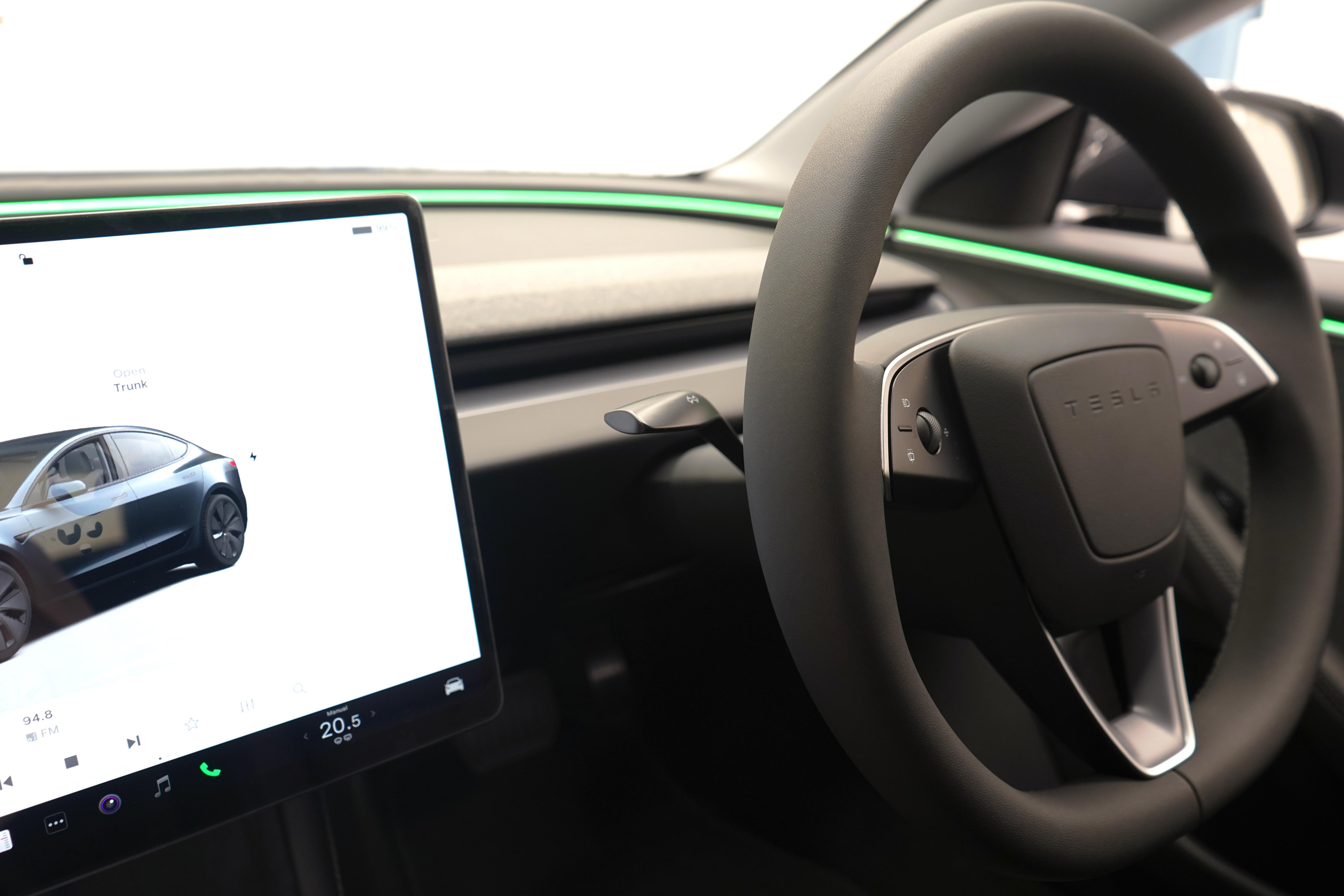 Model 3在軚盤上重新加回傳統打燈桿。