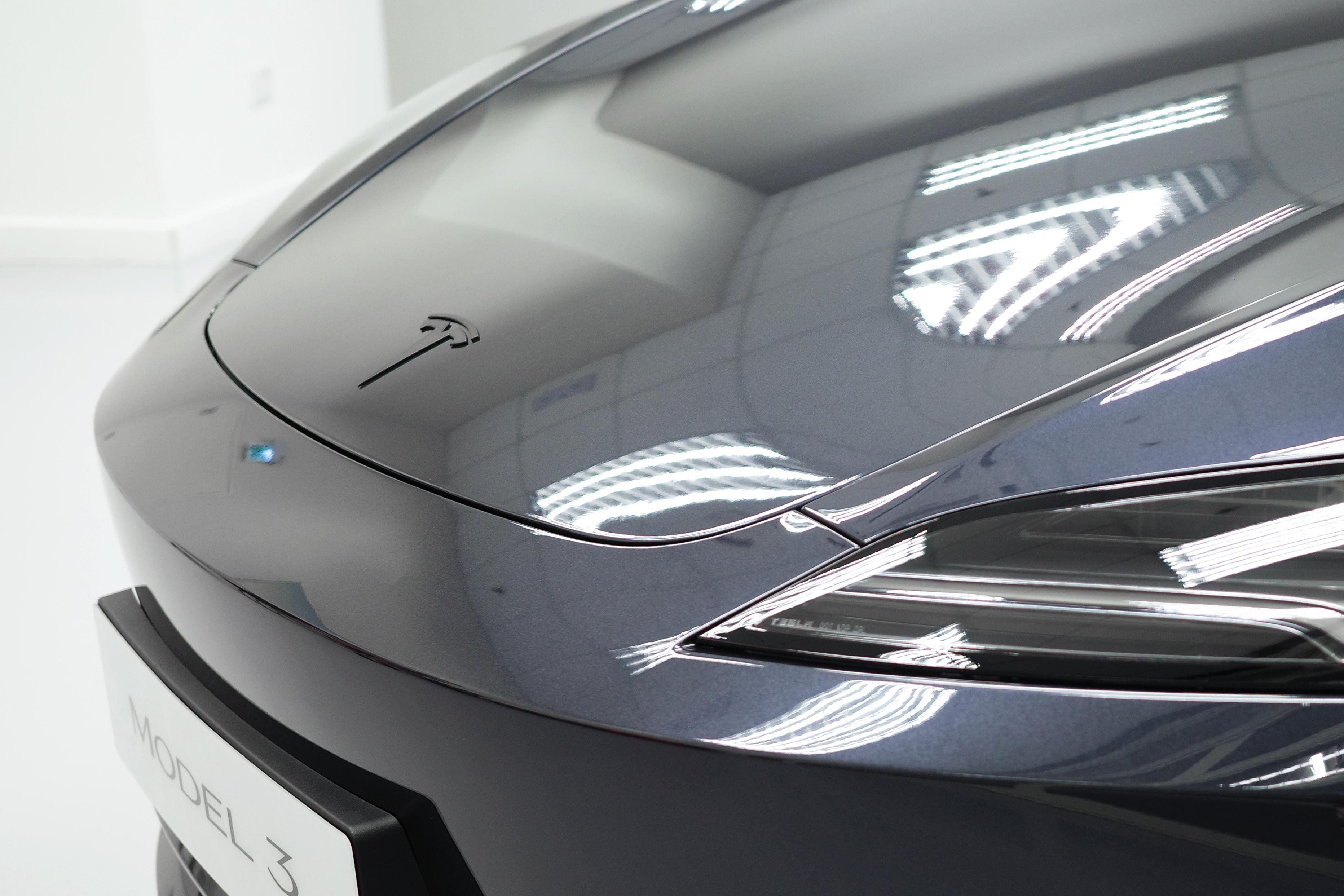 Model 3車頭配上啞黑色Tesla標誌徽章。