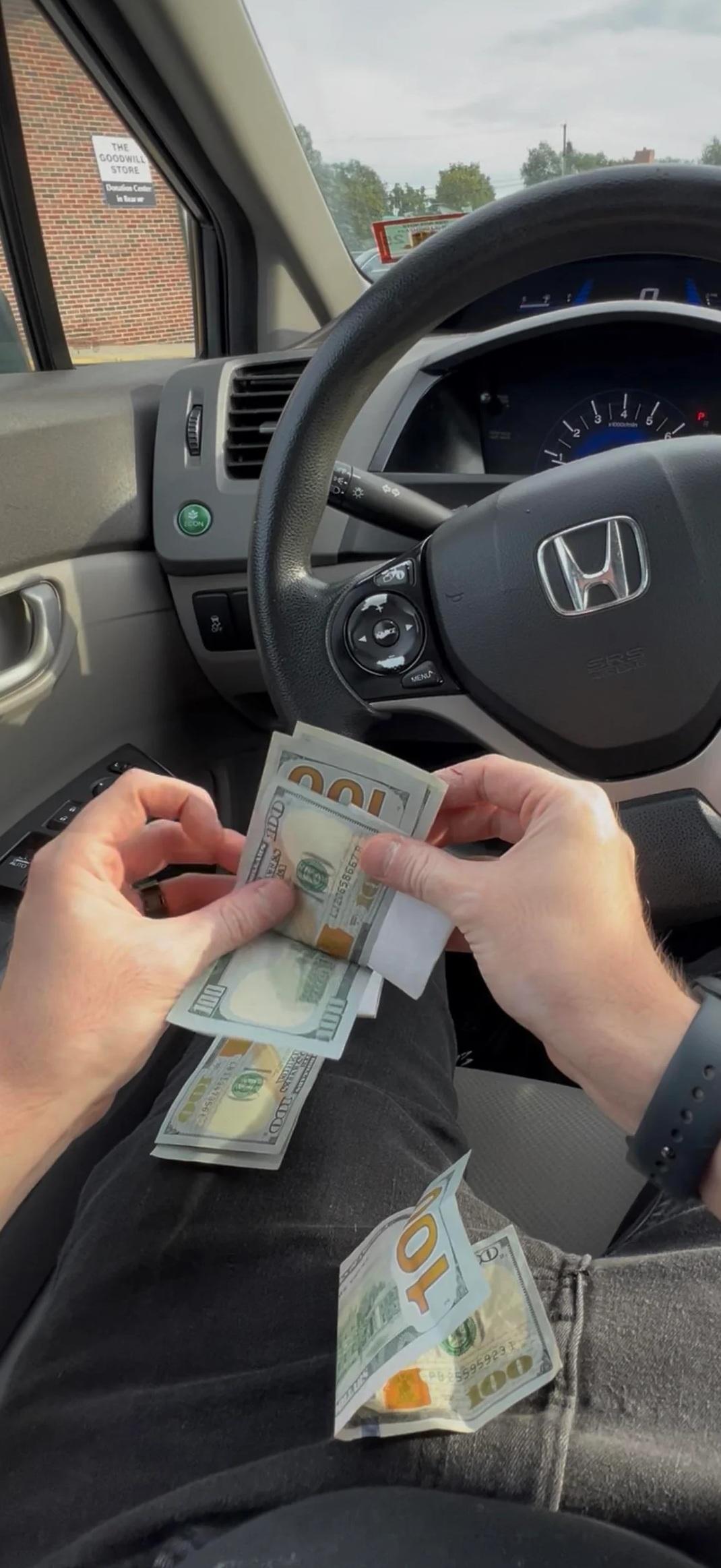 男子剛好缺錢,幸運得到這筆意外之財。(互聯網)