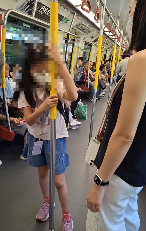 女童港鐵車廂跳起玩吊環,網民不滿家長無阻止反教女童「上槓上環」(Threads影片截圖)