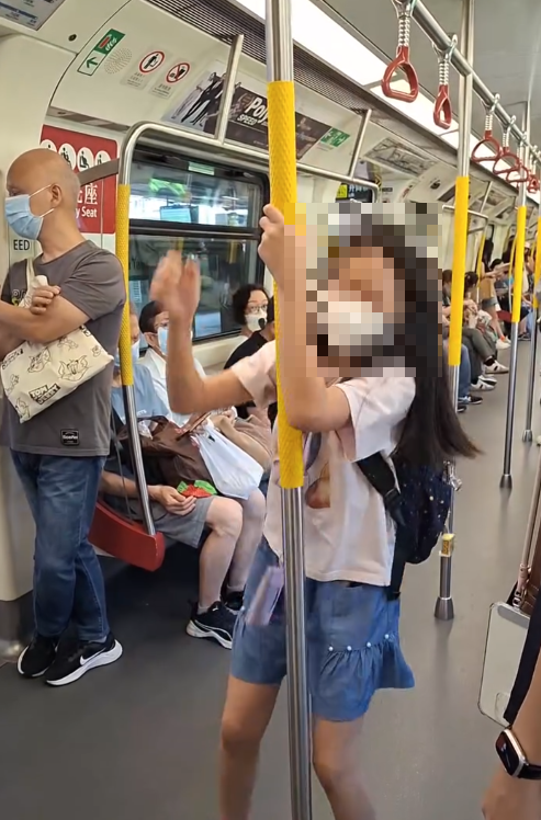 女童港鐵車廂跳起玩吊環,網民不滿家長無阻止反教女童「上槓上環」(Threads影片截圖)