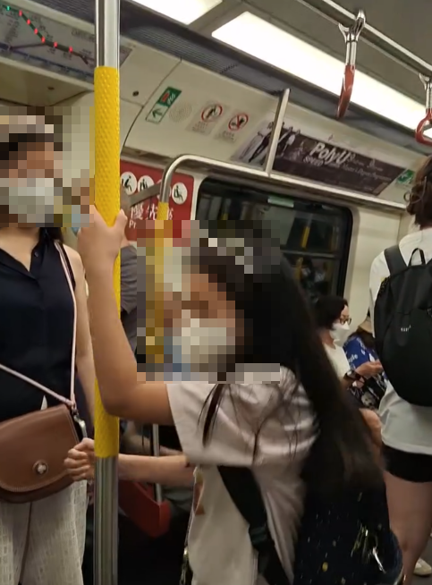 女童港鐵車廂跳起玩吊環,網民不滿家長無阻止反教女童「上槓上環」(Threads影片截圖)