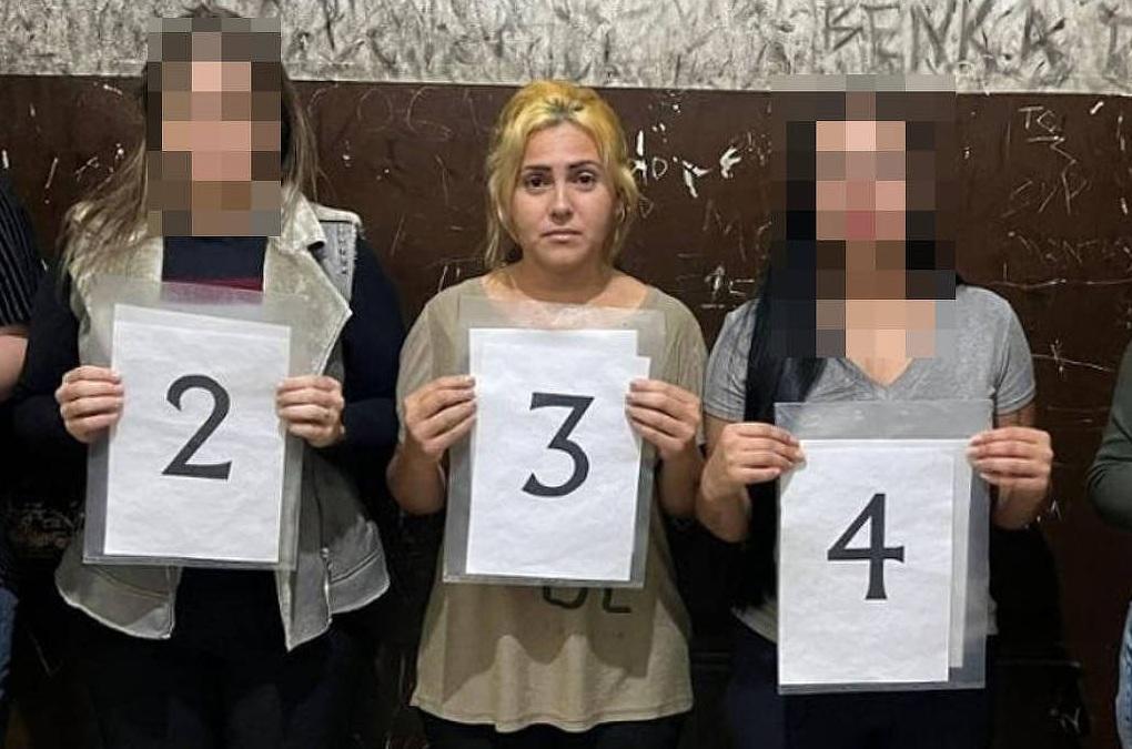 費爾南德斯(中)涉嫌毒殺4人被捕。(互聯網)