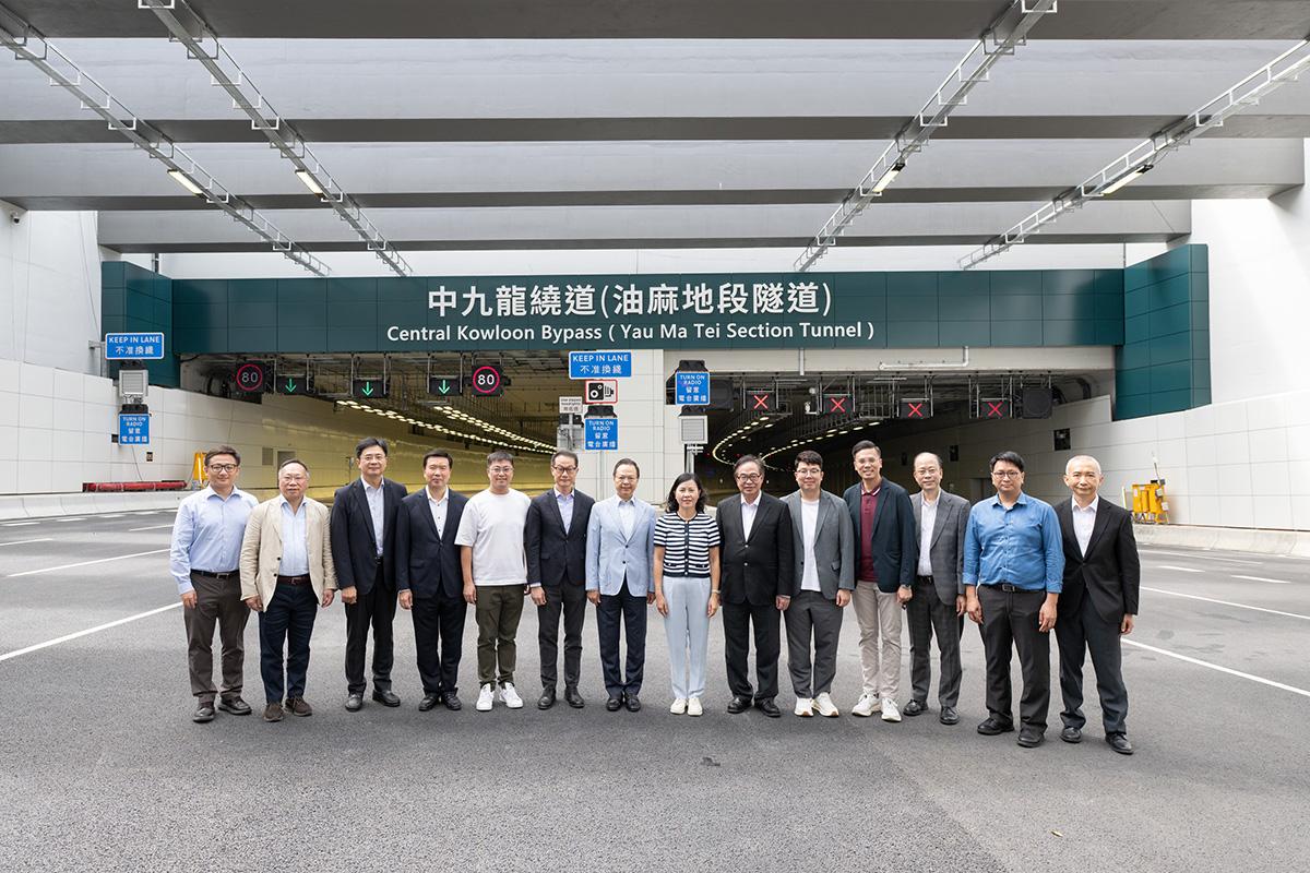 立法會交通事務委員會日前參觀中九龍繞道(油麻地段)。(政府新聞處)