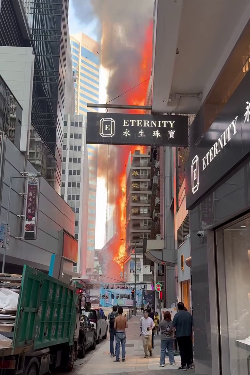 華懋大廈周六發生三級火。(Threads用戶gessicary片段截圖)