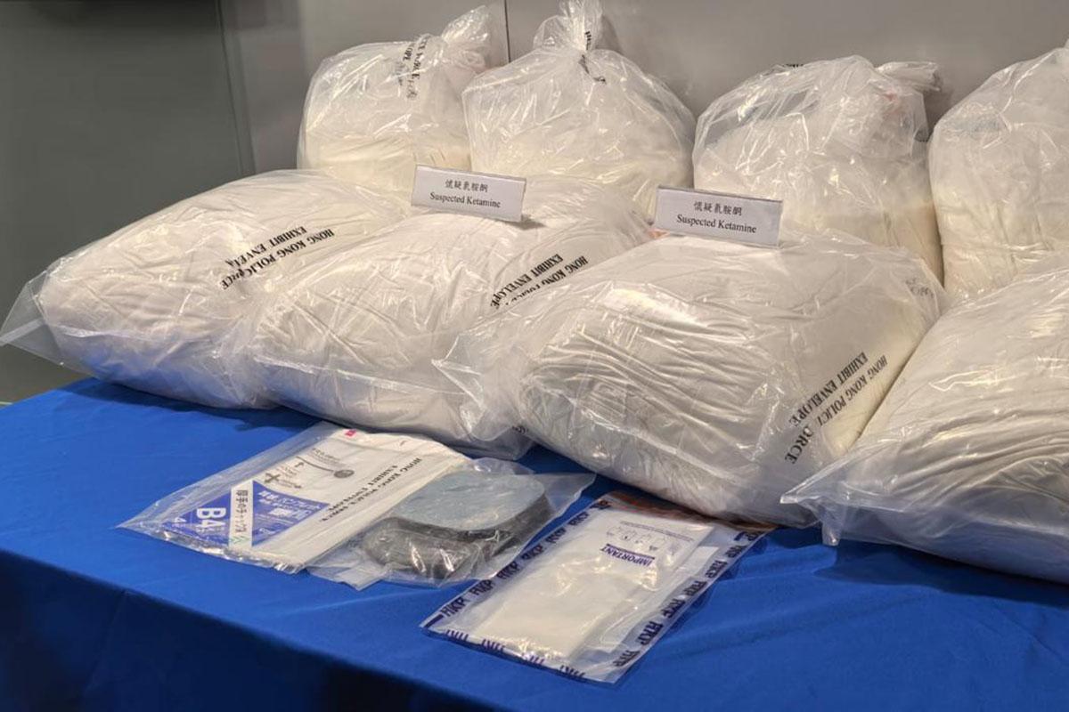 警方行動中檢獲約200公斤的懷疑氯胺酮和磅等工具。