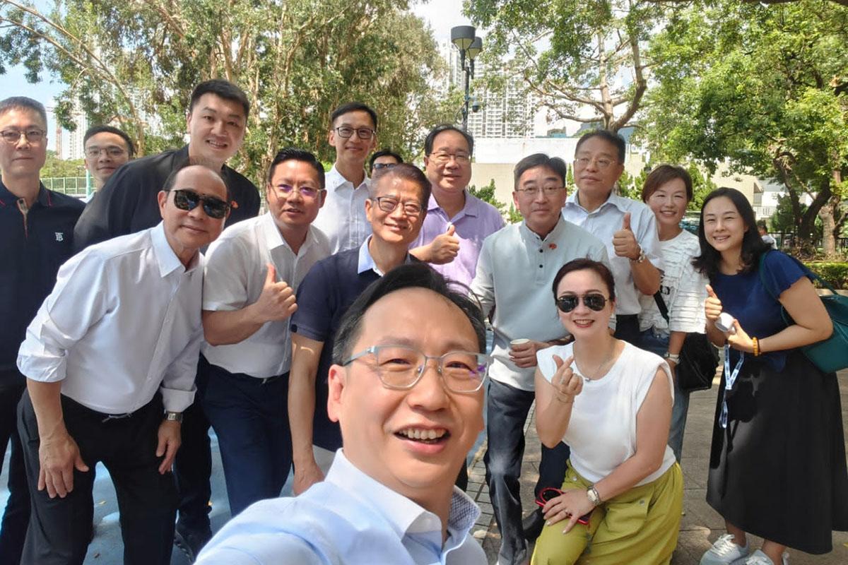 陳茂波(中排右二)、陳凱欣(中排右一)、柯創盛(前)等,趁國慶日到訪「潮玩×潮IN」潮汕文化嘉年華。(大會提供)