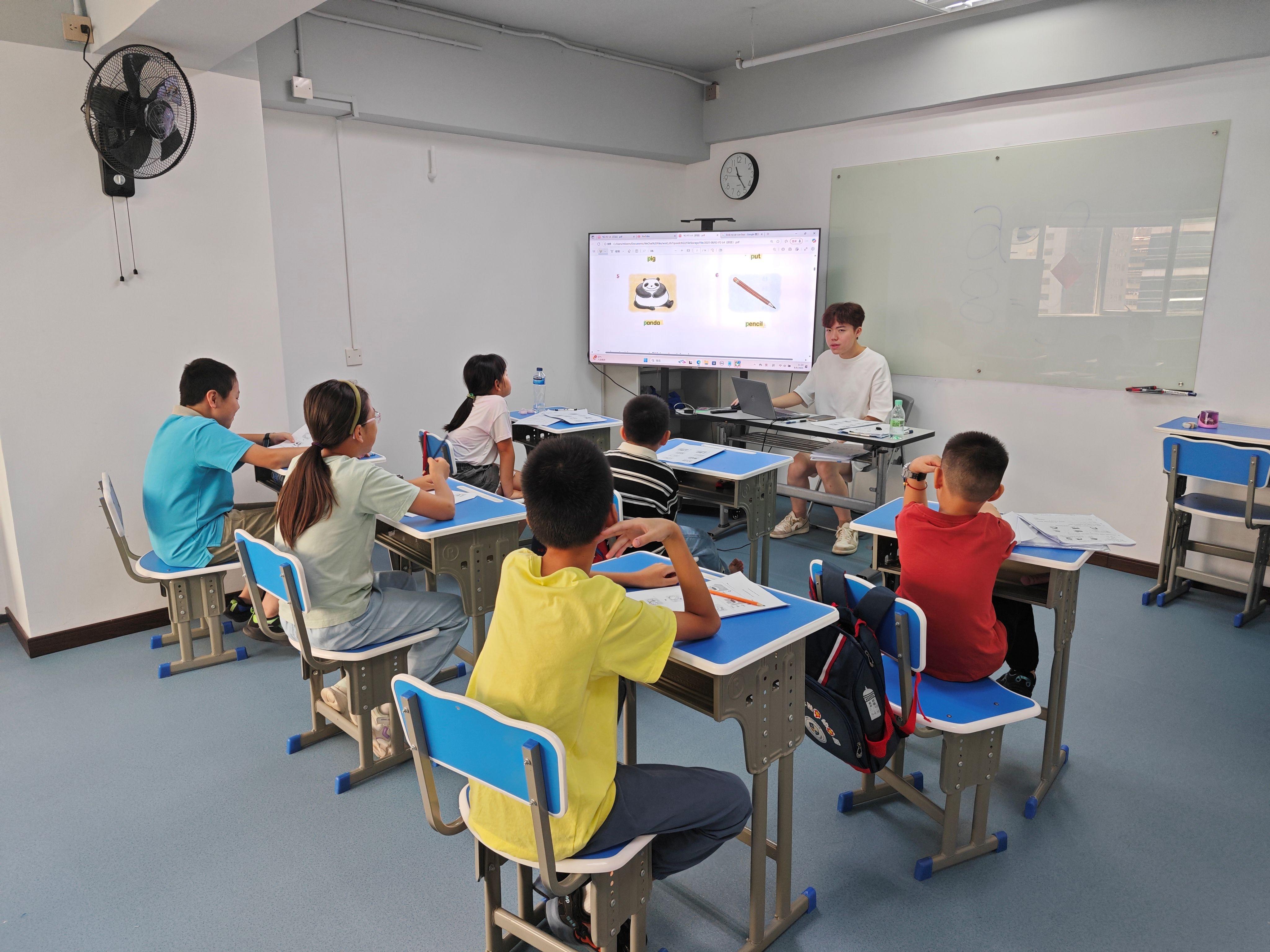 同學課程包括英文併音班。(受訪者提供)