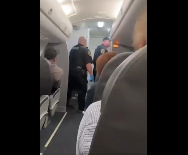 乘客拍到飛機降落後,執法人員登機檢查。(互聯網)