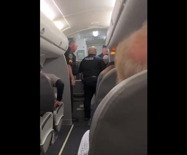 乘客拍到飛機降落後,執法人員登機檢查。(互聯網)