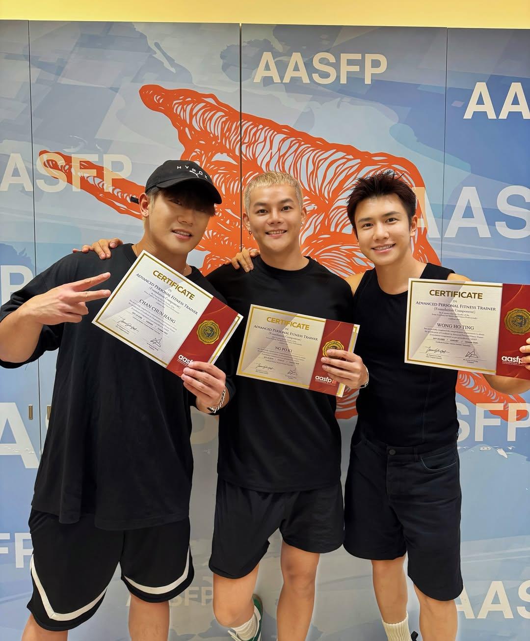 保錡跟ROVER的亨仔(左)成功考到證書。