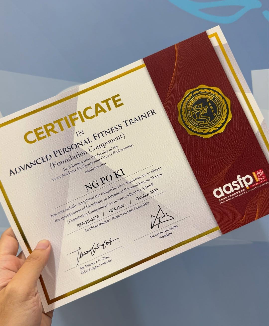 保錡跟ROVER的亨仔(左)成功考到證書。