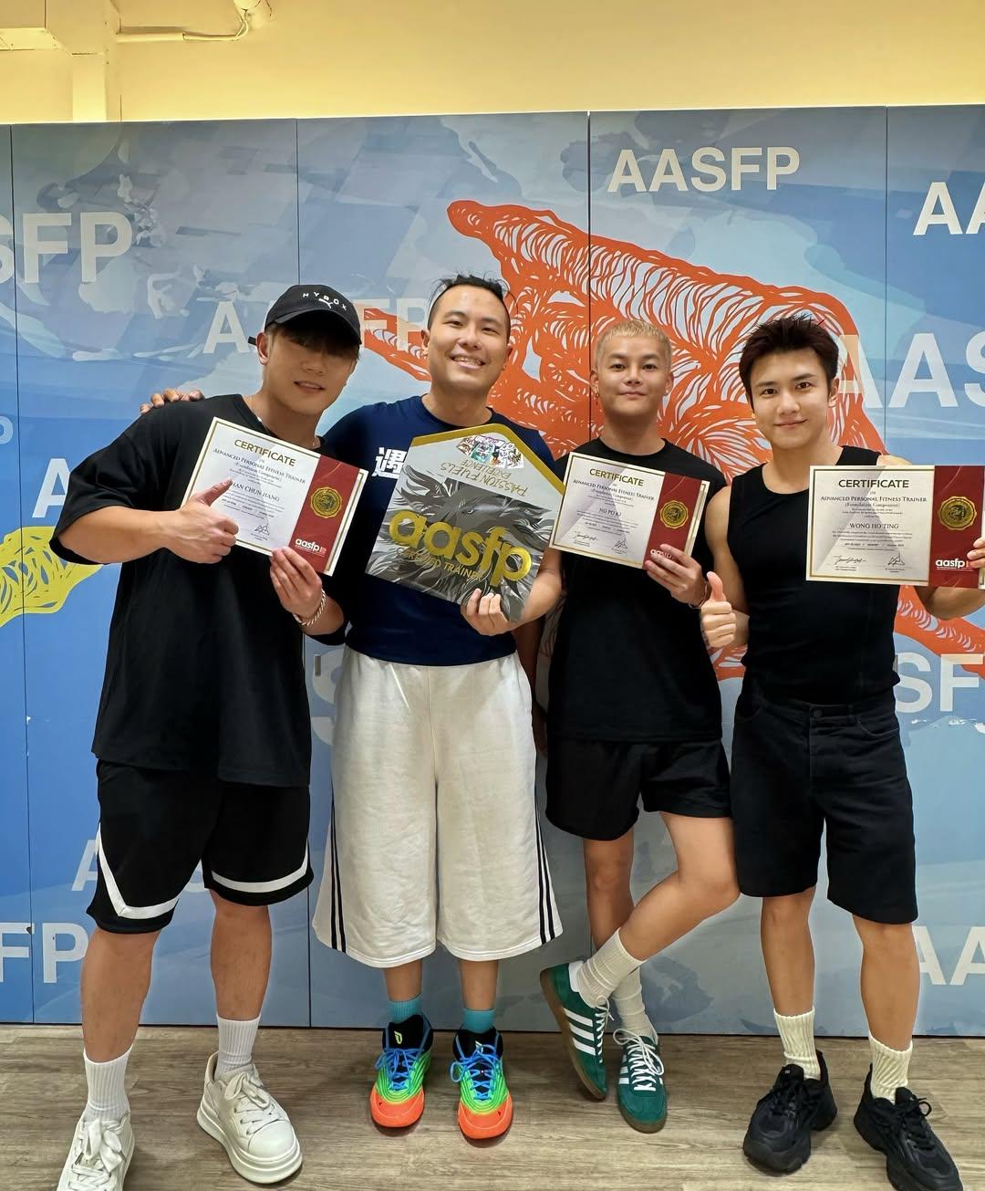 保錡跟ROVER的亨仔(左)成功考到證書。