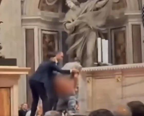 男子在聖伯多祿教堂聖壇旁邊突然脫褲小便,對著群眾露股,保安員把他帶走。(互聯網)