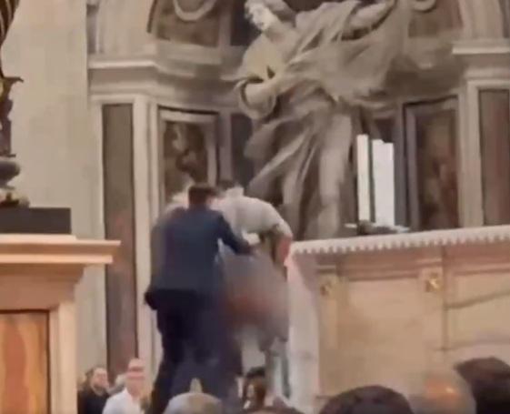 男子在聖伯多祿教堂聖壇旁邊突然脫褲小便,保安員把他帶走。(互聯網)