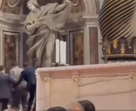 男子在聖伯多祿教堂聖壇旁邊突然脫褲小便,保安員把他帶走。(互聯網)