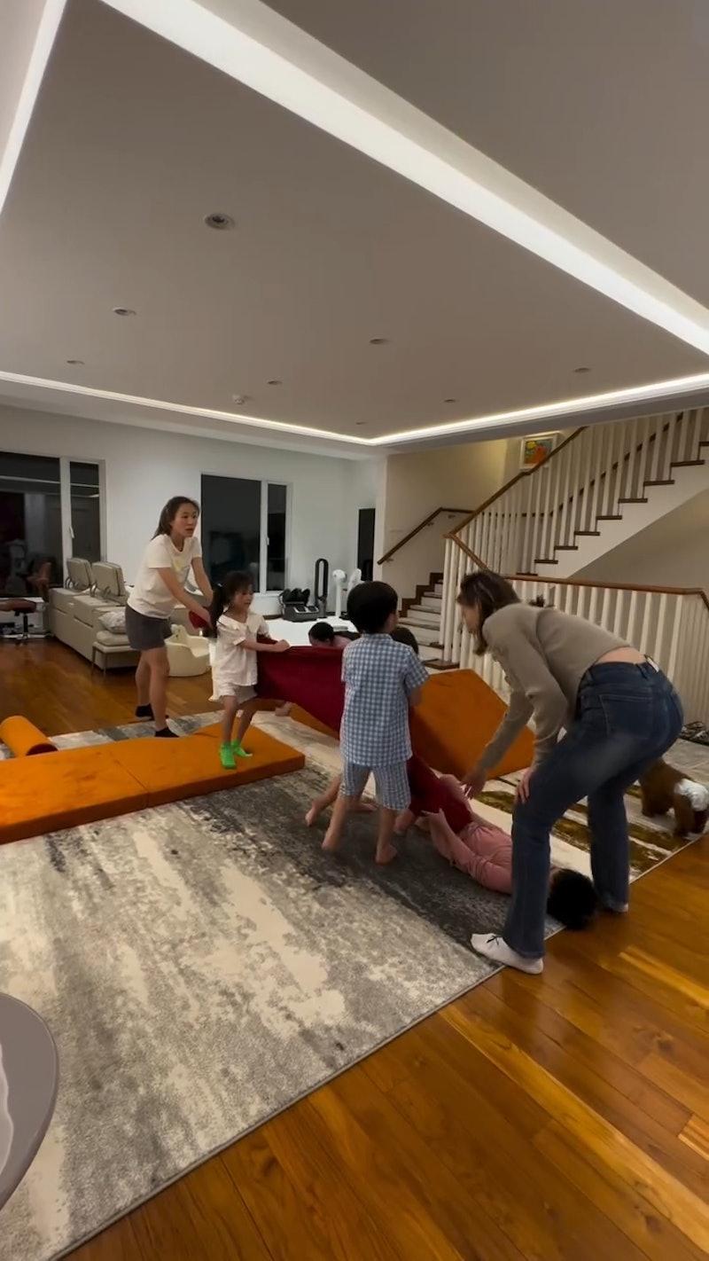 五索曾拍片分享跟小朋友耍樂的情況。