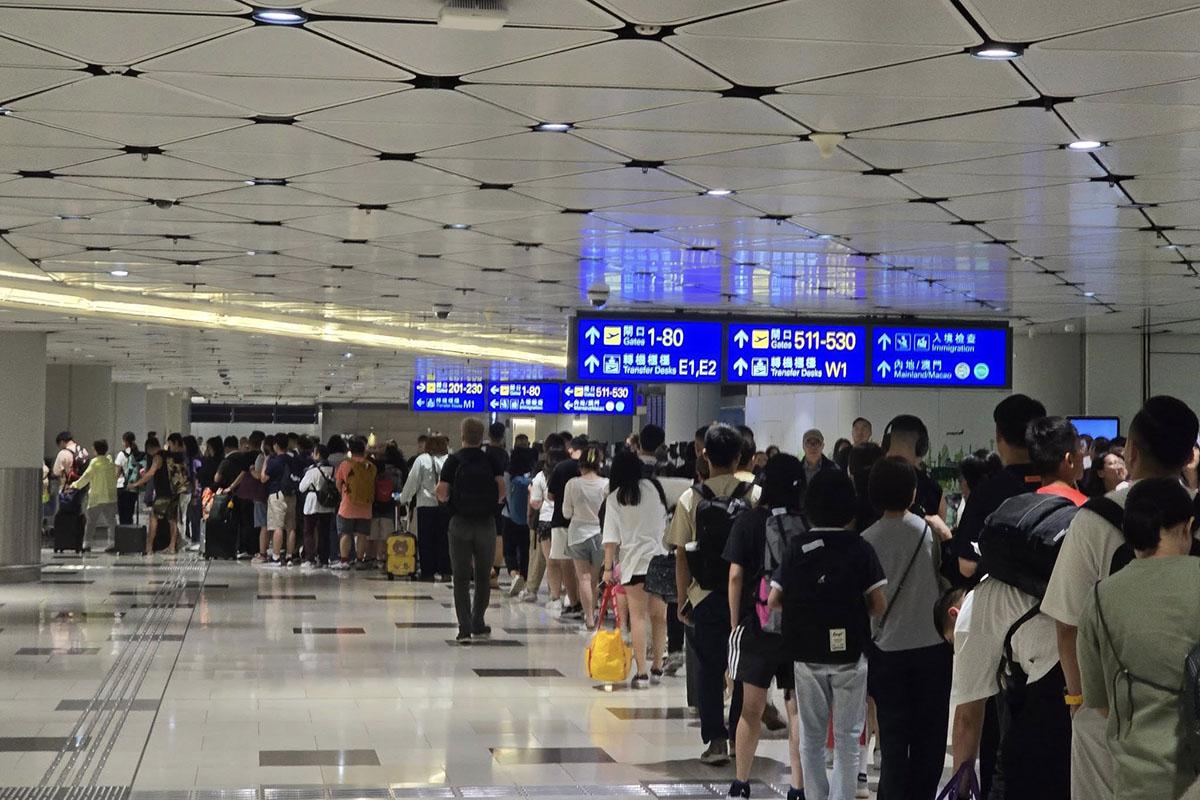 機場旅客捷運系統在早前暑假尾聲亦曾提早收車測試,中場客運廊出現長長等候捷運的人龍。(網民Owen Cheung@FB群組「HK Express香港快運及旅行資訊關注組」)
