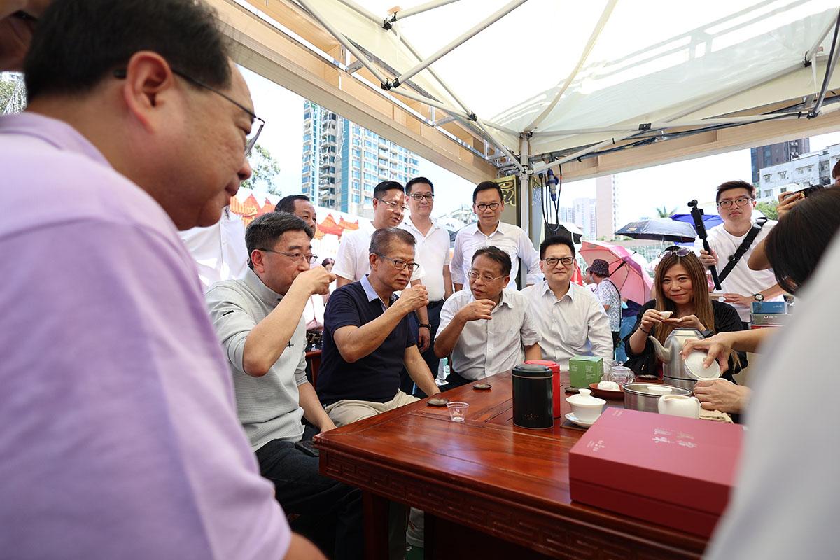 陳茂波(左三)同高永文(左二)等即場品茶。(大會提供)